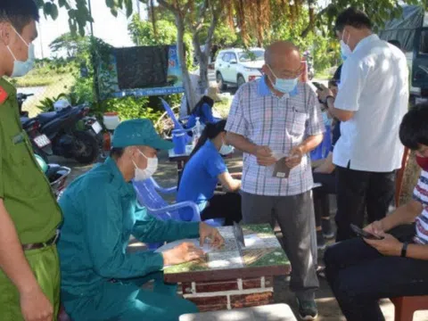 Trà Vinh: Đình chỉ Phó giám đốc trung tâm y tế huyện lơ là chống dịch