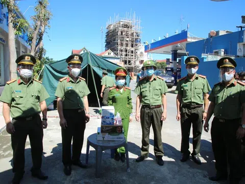 Công an tỉnh Nghệ An thăm, tặng quà cán bộ chiến sỹ làm nhiệm vụ chống dịch Covid-19 tại Diễn Châu