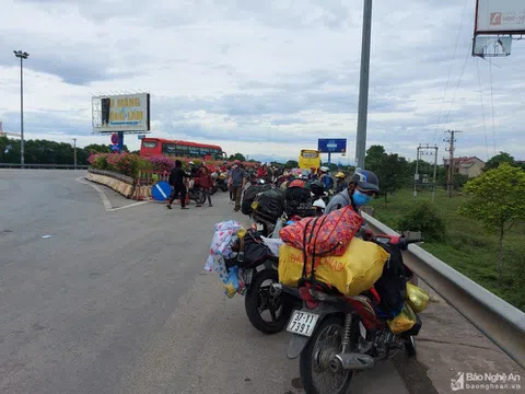 Nghệ An bố trí xe trung chuyển lao động hồi hương bằng xe máy