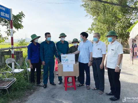 Hội Nông dân tỉnh Nghệ An thăm, tặng quà lực lượng trực chốt phòng, chống dịch Covid-19