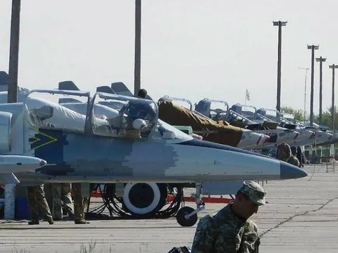 Quyền tổng tư lệnh Ukraine của ông Zelensky đã bị tình báo Anh, Mỹ vô hiệu?