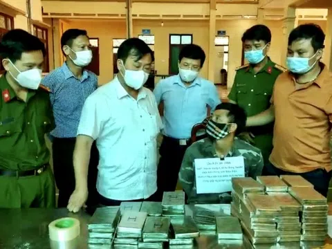 Sa lưới khi đang vận chuyển 78 bánh heroin