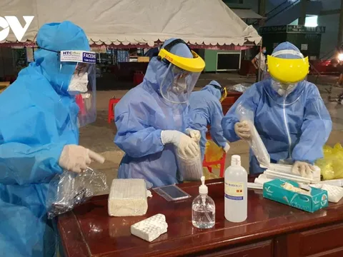 Lấy mẫu xét nghiệm sàng lọc cho 4.000 công nhân và người thân ở Bình Dương