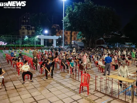 Xuyên đêm tiêm vaccine ngừa Covid-19 cho người dân Hà Nội