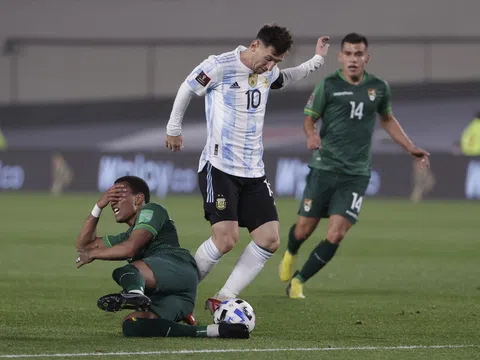 Messi bật khóc khi phá kỷ lục ghi bàn của huyền thoại Pele