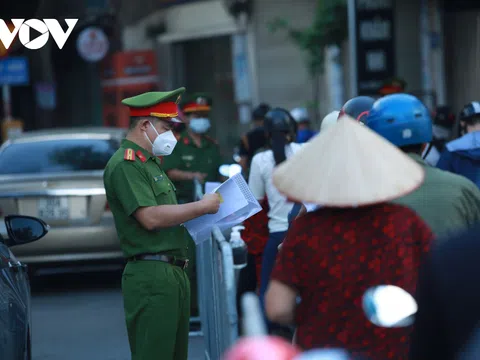 Ùn tắc ở chốt kiểm soát vì xã yêu cầu người ra đường phải có lịch trực