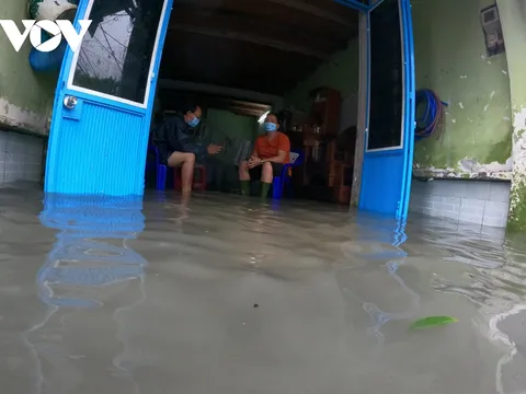 Miền Trung sơ tán hàng trăm hộ dân vì ngập lụt, sạt lở