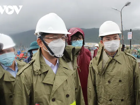 Mưa to, các tỉnh miền Trung gồng mình chống bão số 5    