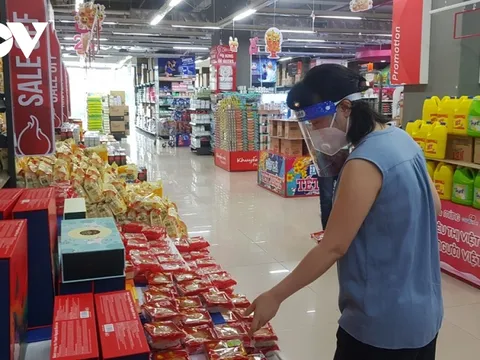 Xếp hàng dài mua bánh trung thu truyền thống ở TP.HCM