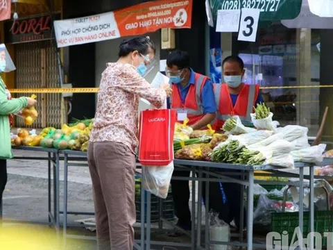 Người dân “vùng xanh” ở TP.HCM háo hức đi chợ lưu động