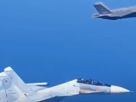 Lần đầu tiên Su-30SM Nga phải đối đầu với F-35 của Không quân Mỹ tại Syria