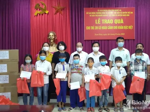 Nghệ An : Trao quà trẻ em có hoàn cảnh khó khăn đặc biệt tại huyện Nam Đàn