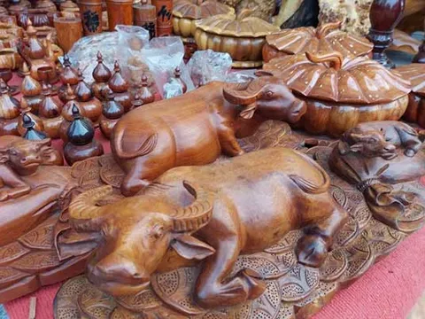 Ngắm những kiệt tác đồ gỗ “3 miền hội tụ” tại Hà Tĩnh