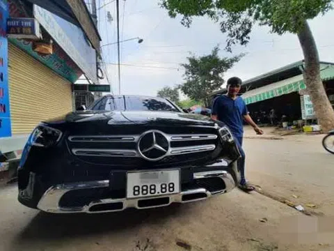 Mua xế hộp Mercedes hơn 2 tỷ tặng vợ chơi Tết, người đàn ông tiếp tục gây choáng với màn bốc biển thần sầu.