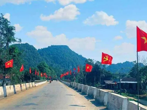 Đỏ thắm Quốc kỳ nơi miền rẻo cao xứ Nghệ