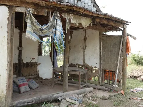 Vụ đình chỉ làm nhà hư hỏng do lũ lụt ở Hà Tĩnh: Do áp lực tiến độ?