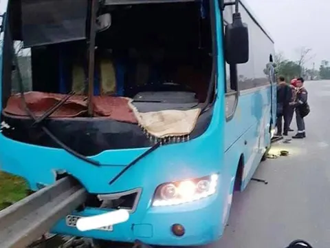 Hà Tĩnh: Xe khách đâm xuyên lan can trên Quốc lộ 1A, tài xế nhập viện