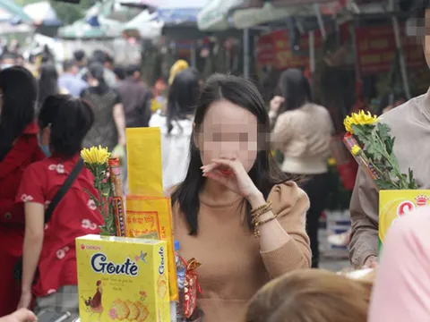 Nghệ An: Nhiều người dân vẫn "quên" đeo khẩu trang khi đi đền, chùa đầu năm