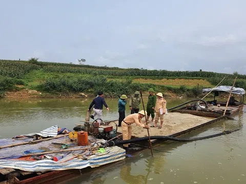 Hà Tĩnh: Bắt giữ thuyền khai thác cát trái phép trên sông Rào Nổ