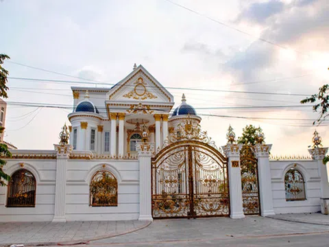 "Làng đại gia" được bảo vệ nghiêm ngặt, toàn biệt phủ phong cách “không có gì ngoài đất“, cổng trước đậu ô tô, cổng sau đậu vài du thuyền vẫn còn rộng