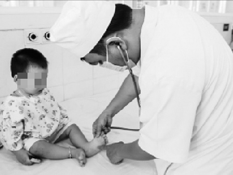 Trẻ mắc tay chân miệng chủ yếu do nuốt phải virus nhưng phòng bệnh không hề khó