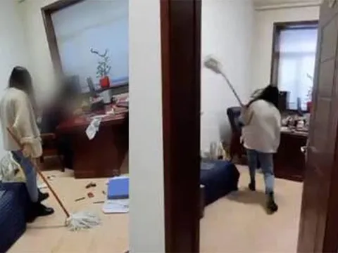Sếp bị nữ nhân viên cầm chổi lau nhà đ-án-h túi bụi, chỉ biết rối rít xin tha
