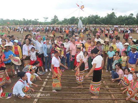 Một số trò chơi dân gian của đồng bào dân tộc Thái tại lễ hội Bươn Xao Tiên Kỳ