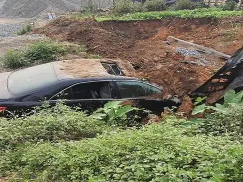 "Xế hộp" Camry mất lái rồi bốc cháy, hành động nhanh trí của anh lái máy xúc đã cứu sống 3 nạn nhân bên trong