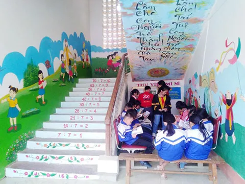 Gốc cây, gầm cầu thang "hoá" thư viện cho học trò nơi rẻo cao xứ Nghệ
