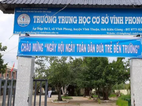 Hiệu trưởng bị giáng chức vì giáo viên vào nhà nghỉ với học sinh