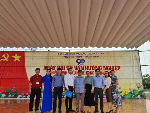 Trường Đại học Kinh tế Nghệ An tham gia ngày hội tư vấn hướng nghiệp “Hiểu mình - Hiểu nghề - Sáng tương lai” tại Trường THPT Thành Sen (Hà Tĩnh)