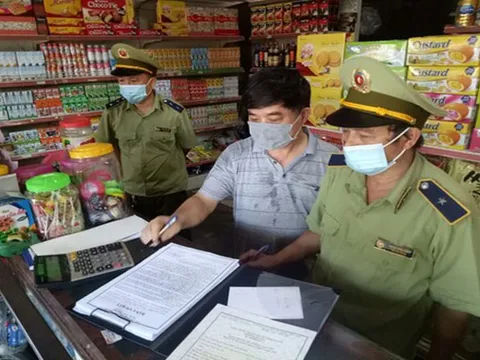 Hà Tĩnh: Bắt giữ xe tải vận chuyển số lượng lớn khí cười không rõ nguồn gốc xuất xứ