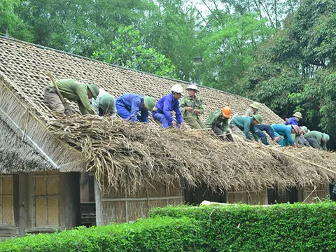 Người chuyên thay "áo mới" nhà Bác ở làng Sen