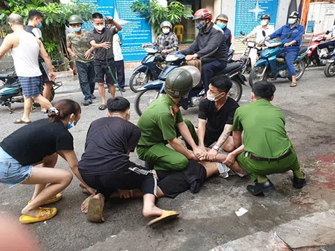 Nam thanh niên biểu hiện "ngáo đá" chặn xe ô tô trấn tiền tài xế