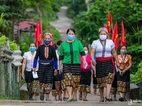 Những hình ảnh đẹp về ngày hội bầu cử sớm của đồng bào Thái rẻo cao Nghệ An