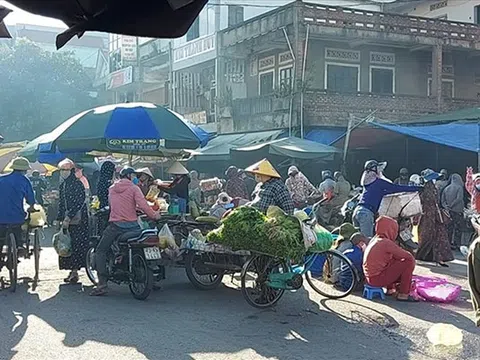 Nghệ An: Dân lấn chiếm lòng đường họp chợ giữa trung tâm thành phố