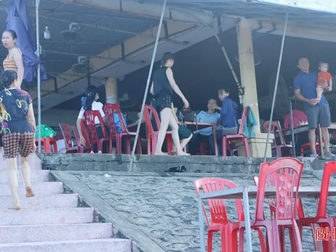 Nhiều người dân Hà Tĩnh đổ về bãi biển tránh nóng, “phớt lờ” khuyến cáo phòng dịch Covid-19