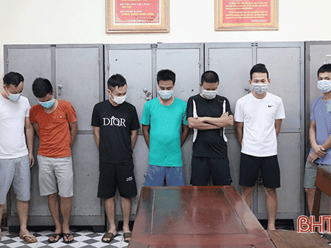 Hà Tĩnh: Phá “ổ bạc” tại Cẩm Xuyên, khởi tố 11 đối tượng