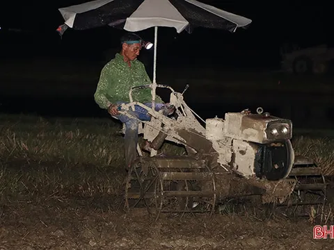 Hà Tĩnh: Thợ cày “trốn” nóng làm xuyên đêm hỗ trợ nhà nông gieo cấy sớm