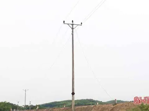 Sét đánh gây sự cố đường dây, hơn 1.000 người dân Hương Khê bị mất điện