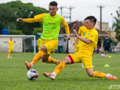 Cầu thủ SLNA hứng khởi tập luyện sau khi có nhà tài trợ mới