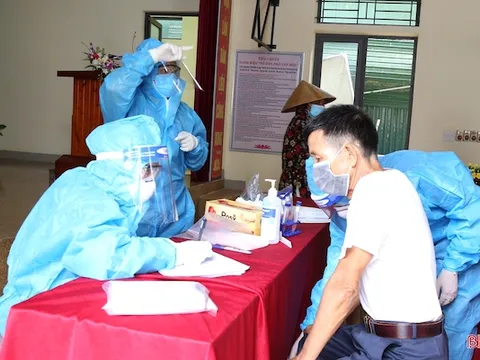 Tăng viện cho Hà Tĩnh, cán bộ y tế Nghệ An lấy khoảng 4.000 mẫu xét nghiệm