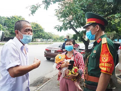 "Cấm xe qua Hà Tĩnh, mẹ con tôi về nhà bằng cách nào?"