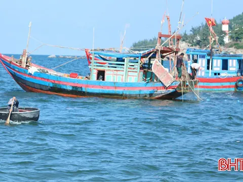 Hà Tĩnh: Ngư dân làng biển Cửa Nhượng vượt khó vươn khơi