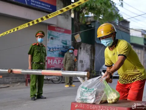 Nhịp sống ngày đầu tiên của vùng dân cư bị phong tỏa ở TP Vinh