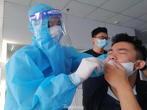 TP Vinh: Mặc nắng như đổ lửa, y bác sĩ miệt mài lấy mẫu xét nghiệm "tìm" COVID-19