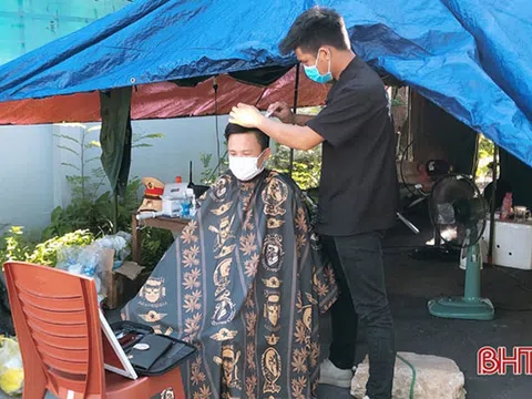 Mở “salon tóc di động” ở TP Hà Tĩnh giúp cán bộ, chiến sỹ làm nhiệm vụ phòng dịch