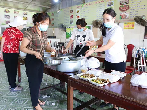 Hà Tĩnh: Giáo viên vào vai đầu bếp ủng hộ tuyến đầu chống dịch