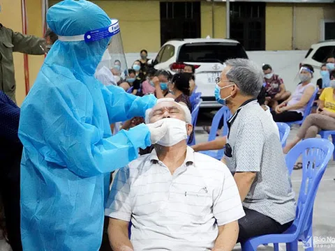 Cán bộ y tế Bệnh viện Đa khoa Cửa Đông trắng đêm lấy mẫu xét nghiệm Covid-19 cho người dân TP. Vinh