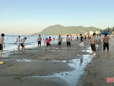 Nhiều người dân Hà Tĩnh đổ về biển Thiên Cầm “quên” phòng dịch